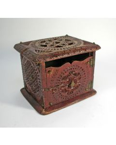 Bestoken iepenhouten voetstoof, 19e eeuw