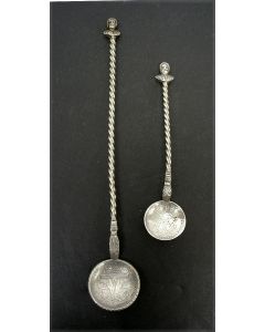 Lepels met Deense zilveren munten, 1723 en 1763.  