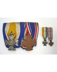 Spang van twee onderscheidingen van een officier, met miniaturen