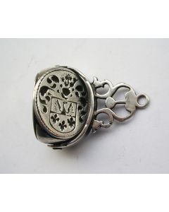 Zilveren breloque met familiewapen Loeff, 18e eeuw 