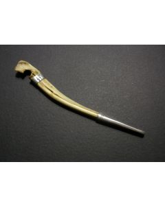 Pijpenwroeter met hazensprong en zilveren montering, ca. 1800. 