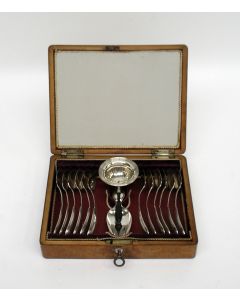 Zilveren theegarnituur in notenhouten kistje, 1833