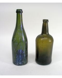 Twee glazen wijnflessen, ca. 1800
