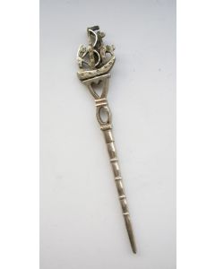 Zilveren pijpenwroeter met driemaster, 19e eeuw