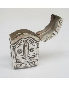 Zilveren lodereindoosje in de vorm van een kabinetje, 19e eeuw