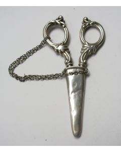 Zilveren naaischaartje in schede, 1904