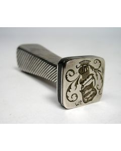 Zilveren lakstempel van Abraham Wassenbergh, directeur van het Fries Museum, ca. 1930