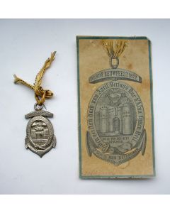 Zilveren draagteken op het derde eeuwfeest van de inname van Den Briel, 1872, met documentje. 