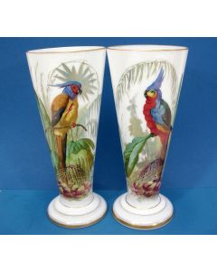 Stel opaline vazen met papegaaivoorstellingen, 19e eeuw
