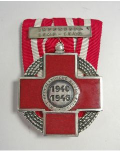 Herinneringskruis 1940-1945 van het Nederlandsche Rode Kruis, met gesp Indonesië