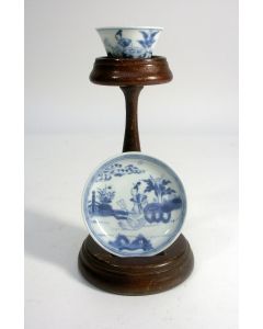 Blauwwit porseleinen theekom en schoteltje, YongZheng periode, 18e eeuw
