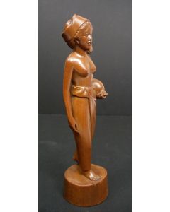 Balinees houten beeld, vrouw met varkentje {Balikpapan 1949]