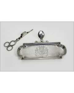 Zilveren kaarsensnuiter op schaaltje, gegraveerd met het wapen Stepraedt, door Esaias van Engauw, Den Haag 1724