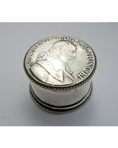 Zilveren muntkoker, gemonteerd met Luikse munten, 17e/18e eeuw