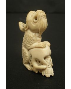 Ivoren netsuke, gehoornd fabeldier met schedel, Japan, ca. 1900