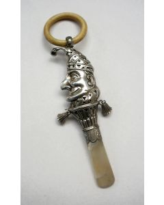 Zilveren rammelaar met de voorstelling van Mr. Punch, Birmingham 1904