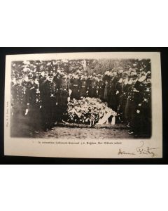 Prentbriefkaart, Militair saluut bij de begrafenis van Generaal van der Heijden, 1900