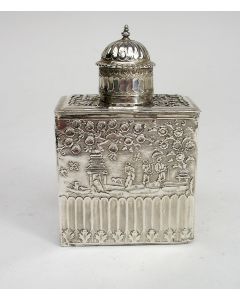 Zilveren theebus met chinoiserie en wapengravering, begin 18e eeuw