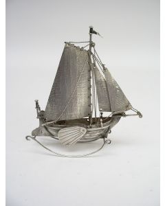Miniatuur zilveren vissersboot