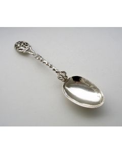 Friese zilveren geboortelepel door Pieter Schmitz, Leeuwarden 1824, met geboortegraveringen van vijf generaties uit één familie (1811-1932)