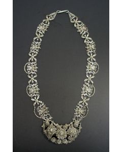 Zilveren halsketting, Nederlands Indië