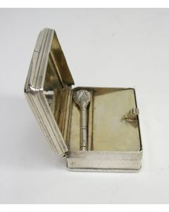 Zilveren snuifdoosje met snuiflepeltje, 18e eeuw