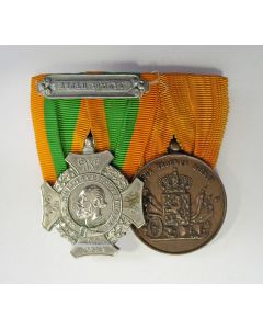 Spang van twee onderscheidingen van een koloniaal militair