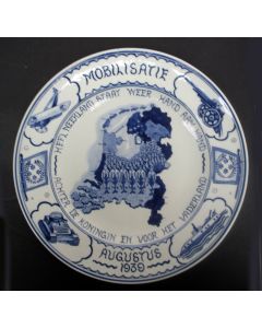 Herdenkingsbord Mobilisatie 1939 , door Aardewerkfabriek Claudius Civilis, Enschedé