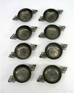 Serie van acht gelijke tinnen papkommen uit een weeshuis, 19e eeuw. 