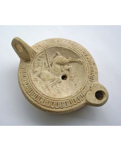 Romeins aardewerk olielamp met de afbeelding van een hert, 3e/4e eeuw