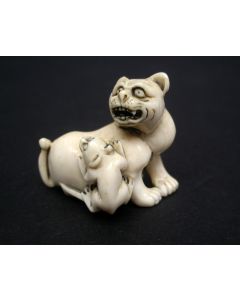 Ivoren netsuke, tijgerin met jong, Japan, ca. 1900