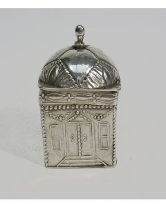 Zilveren lodereindoosje in de vorm van een theekoepel, J.C.G. Cabboes, Bellingwolde/ Leeuwarden, 1823 
