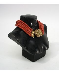 Vijfstrengs bloedkoraal collier met groot gouden slot, 19e eeuw