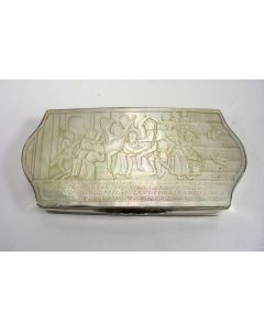 Zilveren tabaksdoos met paarlemoer plaquettes met bijbelse en galante taferelen, 18e eeuw