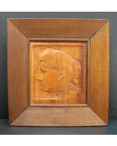 Tjipke Visser, 'Reliëfportret van Mevr. R. de Bl.-S', notenhout, 1908