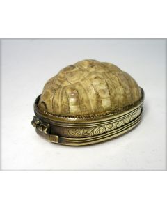 Tabaksdoos, schildpadschild en gegraveerd messing, 17e eeuw