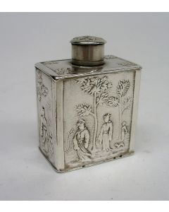 Miniatuur zilveren theebus met decoratie in chinoiserie, Frederik van Strant, Amsterdam, ca. 1730