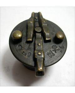 Bronzen sluitgewicht voor het wegen van zilveren munten, geijkt in Batavia ca. 1670. 