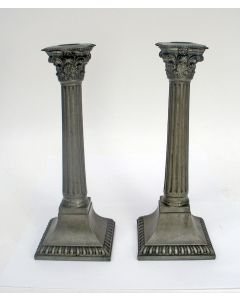 Stel tinnen kandelaars in Louis XVI stijl, ca.  1790