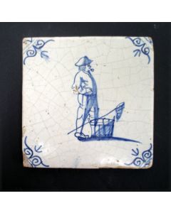 Figuurtegel, visser met schepnet, 17e eeuw