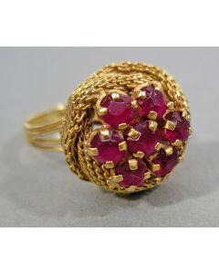 Gouden ring met robijntjes