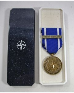 NAVO medaille Vredesoperaties, met gesp 'Former Yugoslavia'. 
