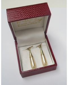 Gouden oorhangers met similiparels 