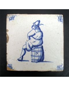 Figuurtegel, eenbenige man op ton, ca. 1700