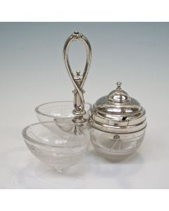  Geëtst glazen peper-, zout- en mosterdstel met zilveren montuur, 19e eeuw