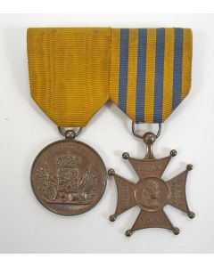 Spang van twee onderscheidingen van een koloniaal militair (Lombokkruis en Trouwe Dienst), 19e eeuw 