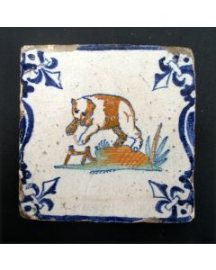 Polychrome kandelabertegel met beer, 17e eeuw