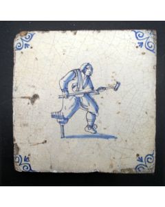 Figuurtegel, bedelaar met houten been en bedelnap, ca. 1700