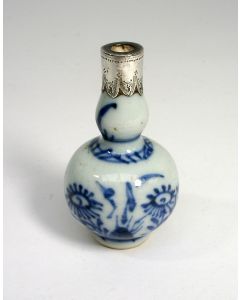 Chinees porseleinen miniatuur vaasje met zilveren montering, Kangxi periode, ca. 1720