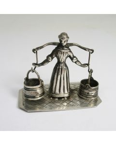 Miniatuur zilveren schommel, vrouw met melkjuk, Rijner Rijnalda, Haarlem 1740